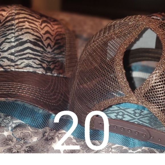 🍬 Brown Shiny Tiger Stripes Print Ponytail Hat - Picture 1 of 1